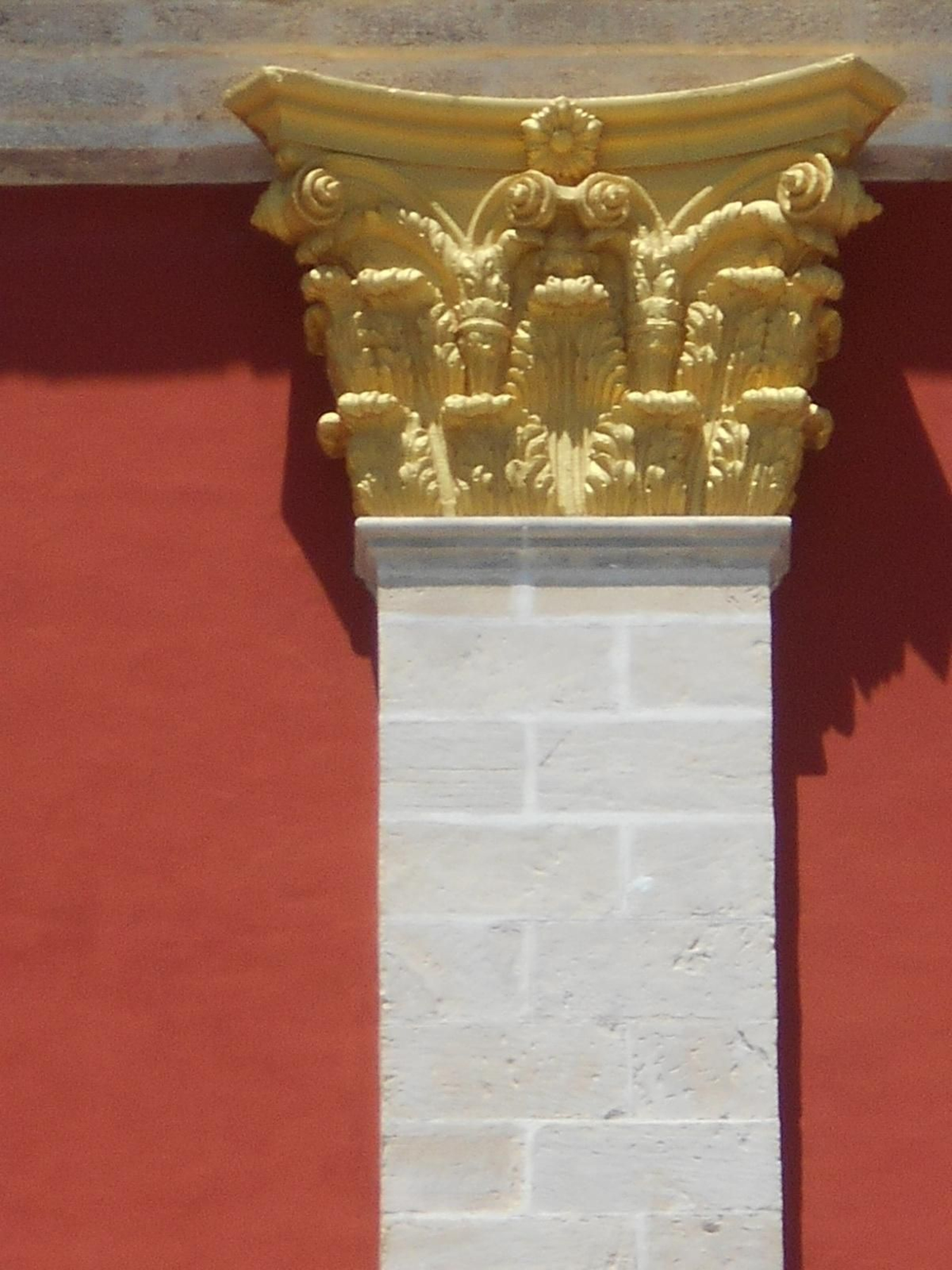 Pilastra con capitel de orden compuesto del Ayuntamiento de San Fernando, semejante a los elementos decorativos de la Casa de la Camorra.