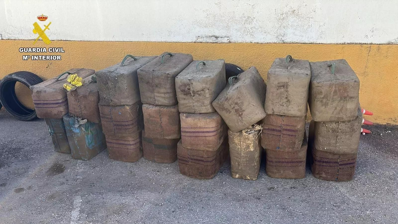 Los fardos incautados con la droga. Los fardos incautados con la droga.