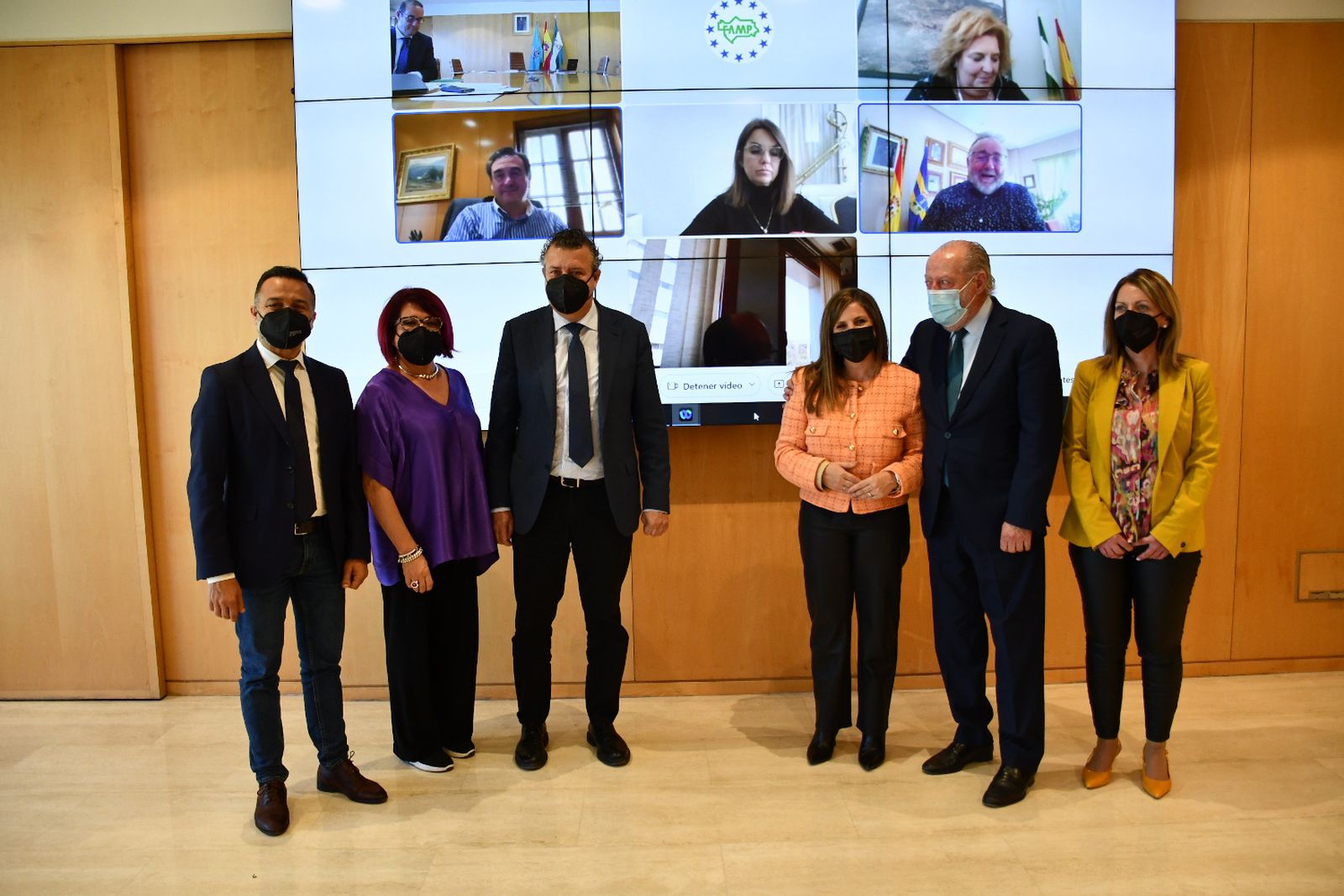 Irene Garcia con Rodríguez Villalobos y otros miembros del consejo local.