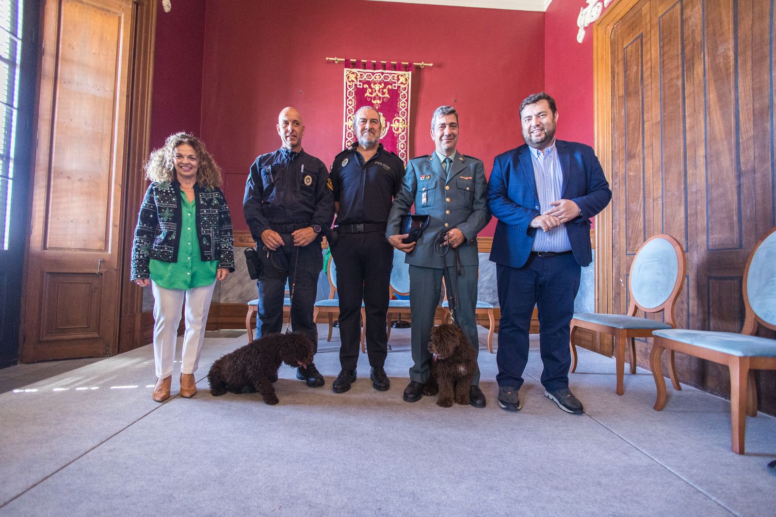 Las imágenes de la entrega del perro adiestrado Enzo a la Guardia Civil en San Fernando