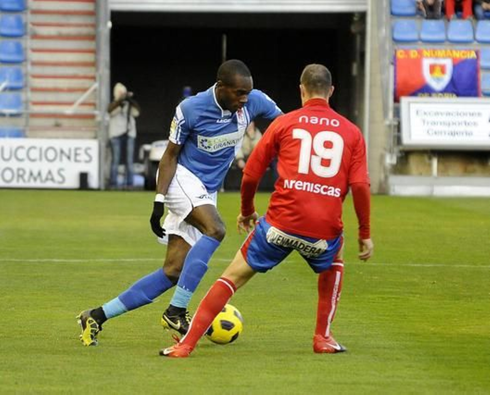 Nyom regatea a Nano durante el partido.  Foto: LOF