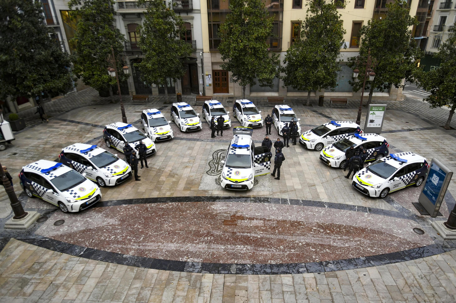 Fotos: los nuevos coches de la Policía Local de Granada, con desfibrilador