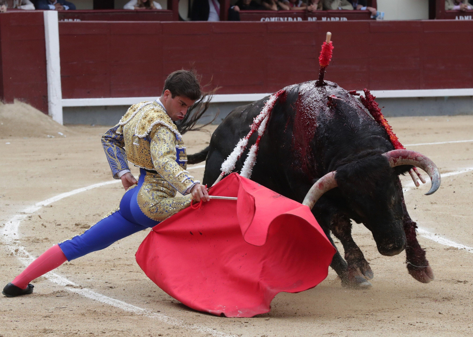 Rubén Pinar doblándose ante su primero, ayer en la plaza de Las Ventas.