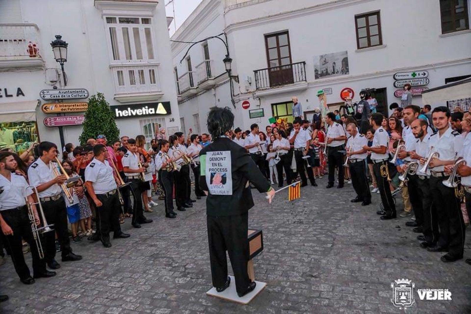 Imagen de archivo de uno de los desfiles previos a la candelá de San Juan de Vejer.