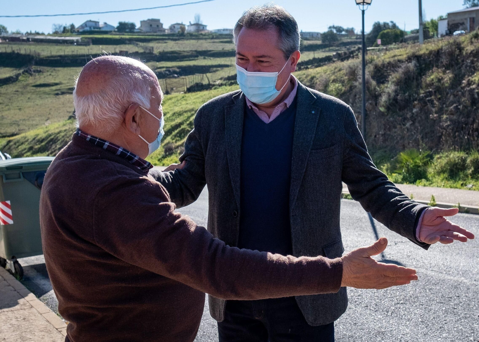 Juan Espadas saluda a un simpatizante en un acto en Zalamea la Real.