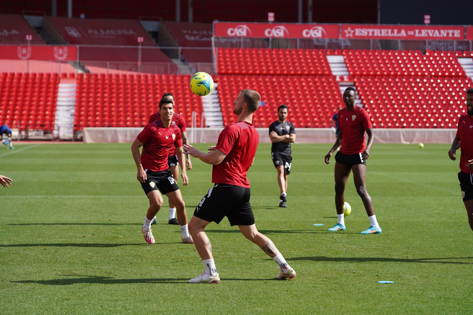 Ely controla el balón en el entrenamiento.