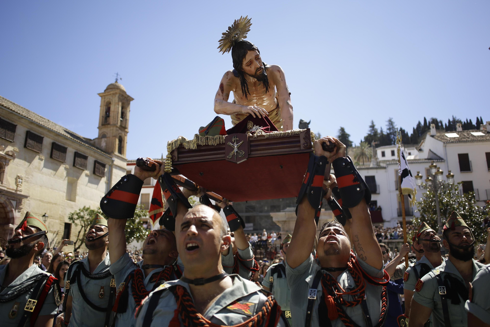 El Cristo del Mayor Dolor portado por los legionarios durante su traslado.