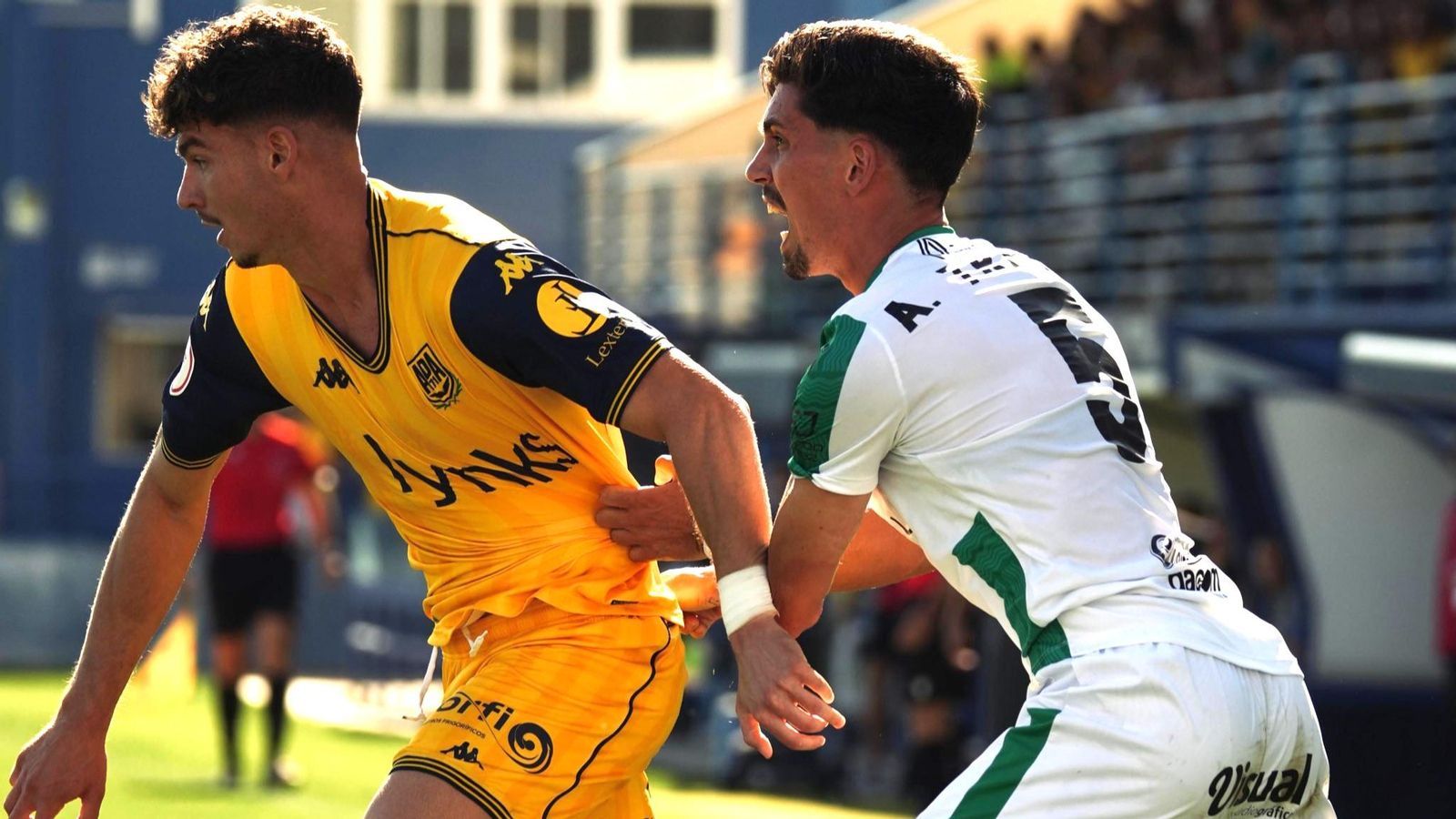 Mariano Carmona, en un lance del Alcorcón - Atlético Sanluqueño.