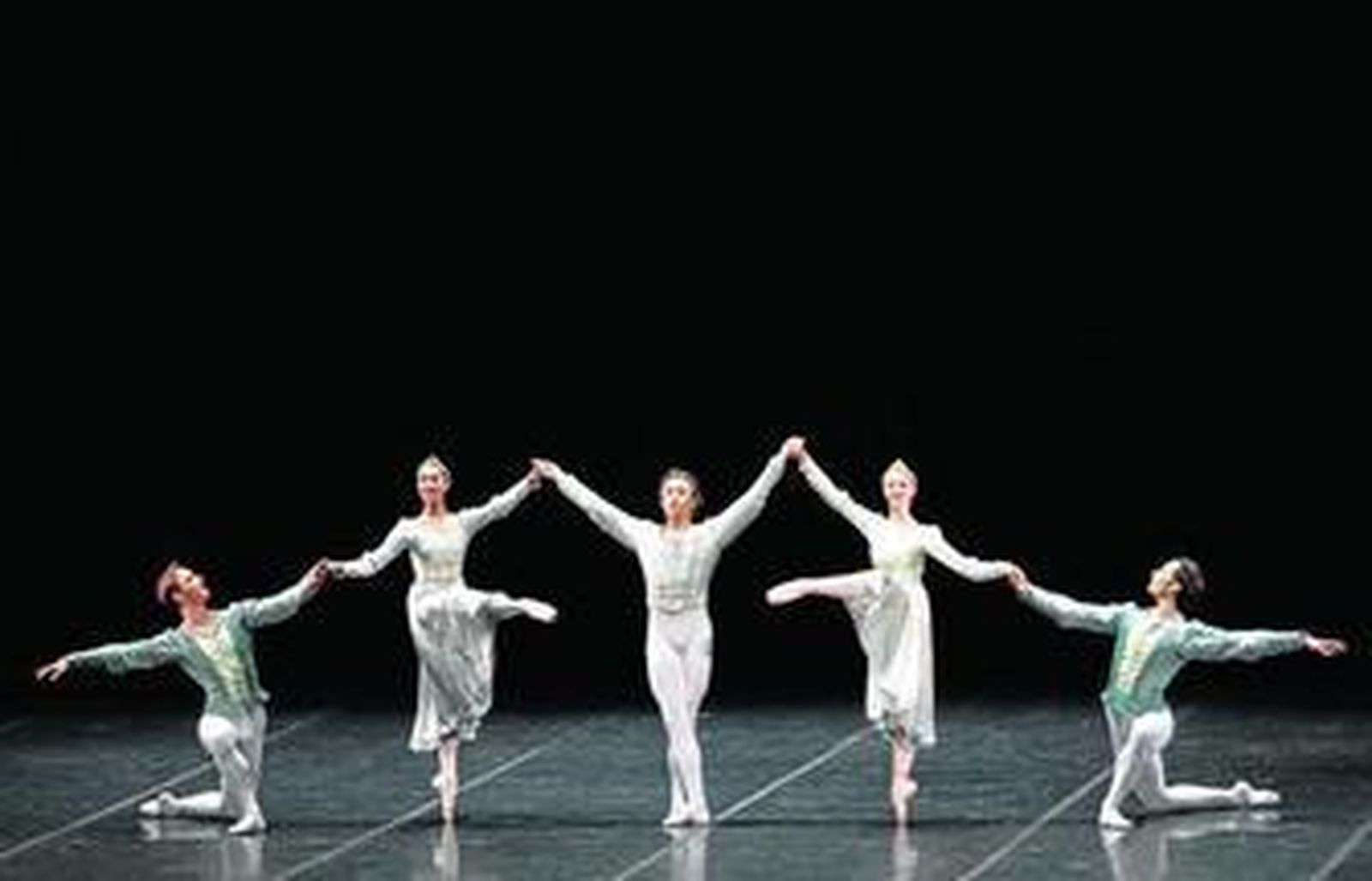 1, 2, 3, 4, 5. 'En su Lago de los Cisnes', Legris llevó a cabo la máxima de Nureyev de empujar a los bailarines al límite, sacando así de ellos "su poder, su personalidad y una comprensión máxima de la música". Le siguieron 'Eventide', de Helen Pickett. 'El corsario', de Alexander Chekrygin; 'Vaslaw', de John Neumeir, y Allegro Brillante, de George Balanchine.