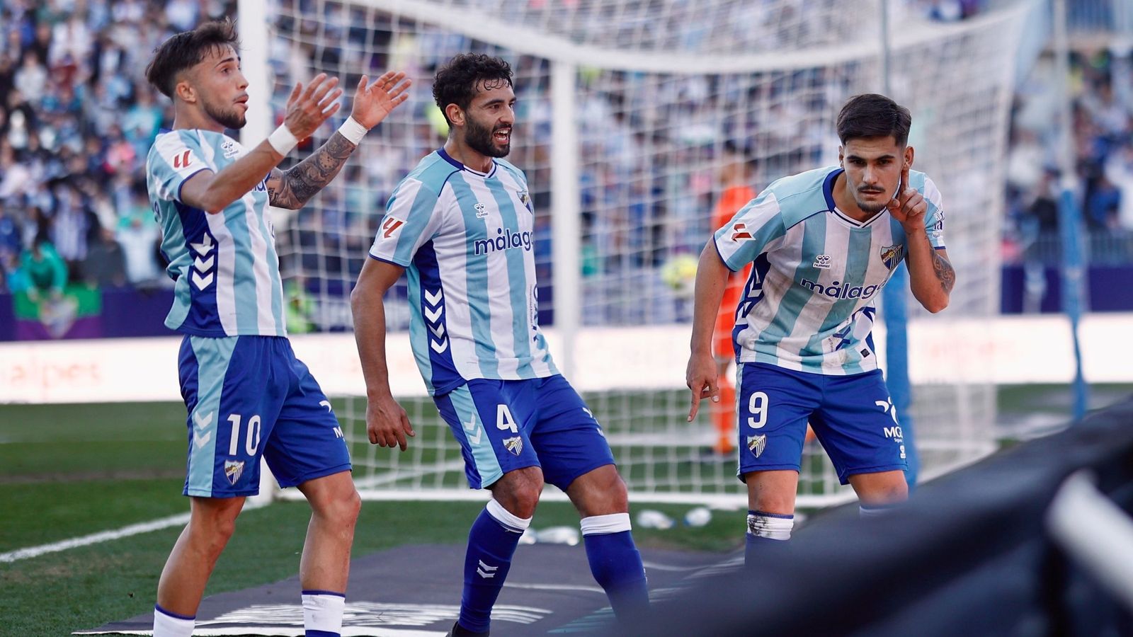 Chupe celebra uno de los dos goles que firmó en el Málaga - Ceuta de la pasada jornada.