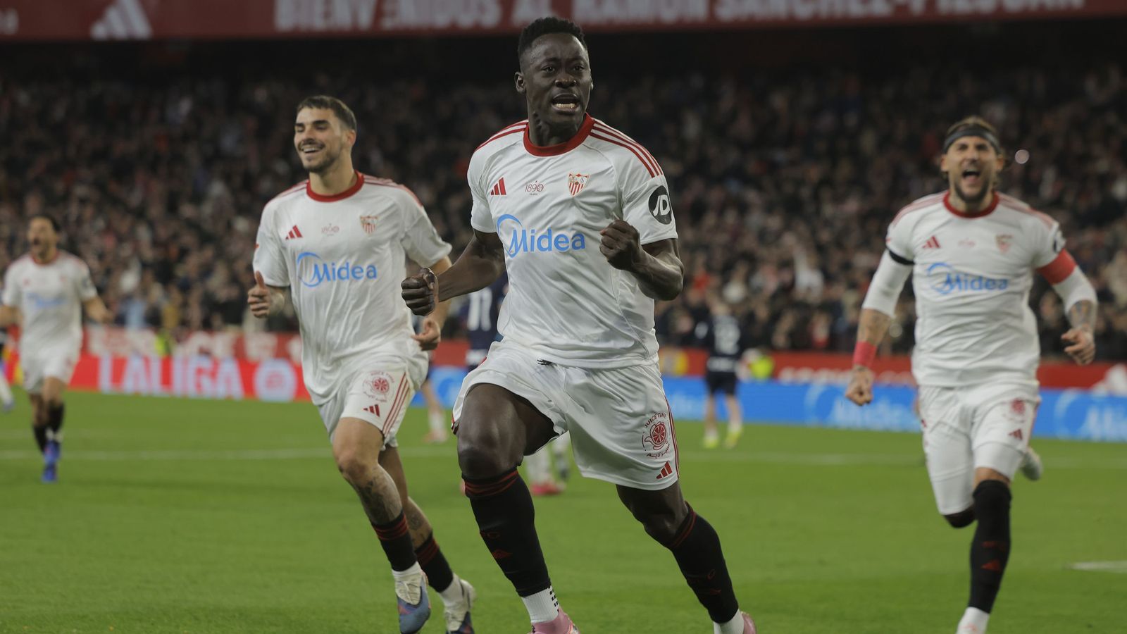 Akor Adams celebra con rabia el gol de penalti al Athletic (2-1) junto a Isaac y Gudelj.