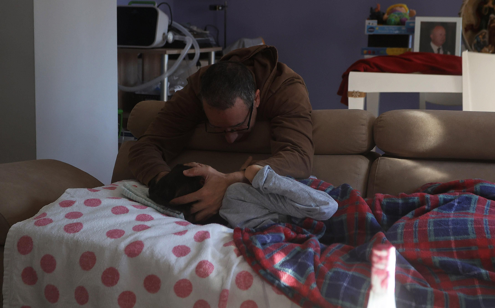 Uno de los niños en régimen de hospitalización domiciliaria junto a su padre.