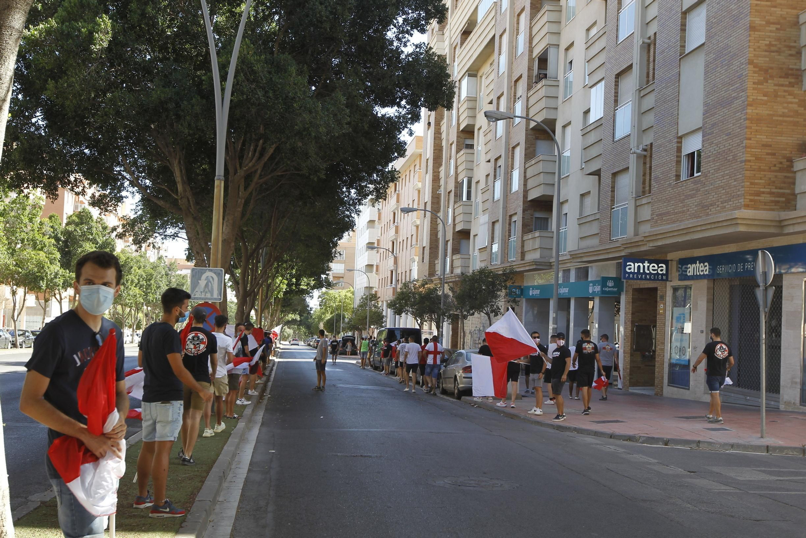 Fotogalería de la afición del Almería antes del partido ante el Girona