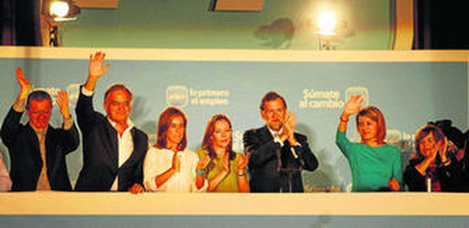 Ruiz-Gallardón, González Pons, Mato, Elvira Fernández, Rajoy, De Cospedal y Sáenz de Santamaría (de izqda. a dcha.) anoche en el balcón de la sede central del PP.