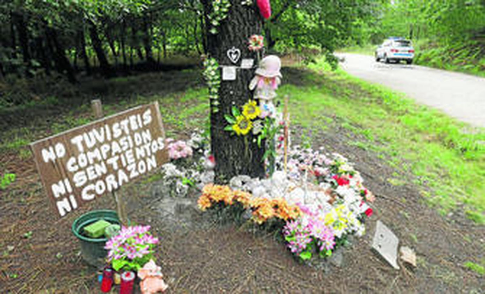 Lugar en el que apareció muerta la niña, donde se acumulan ramos de flores y peluches en honor de su memoria.