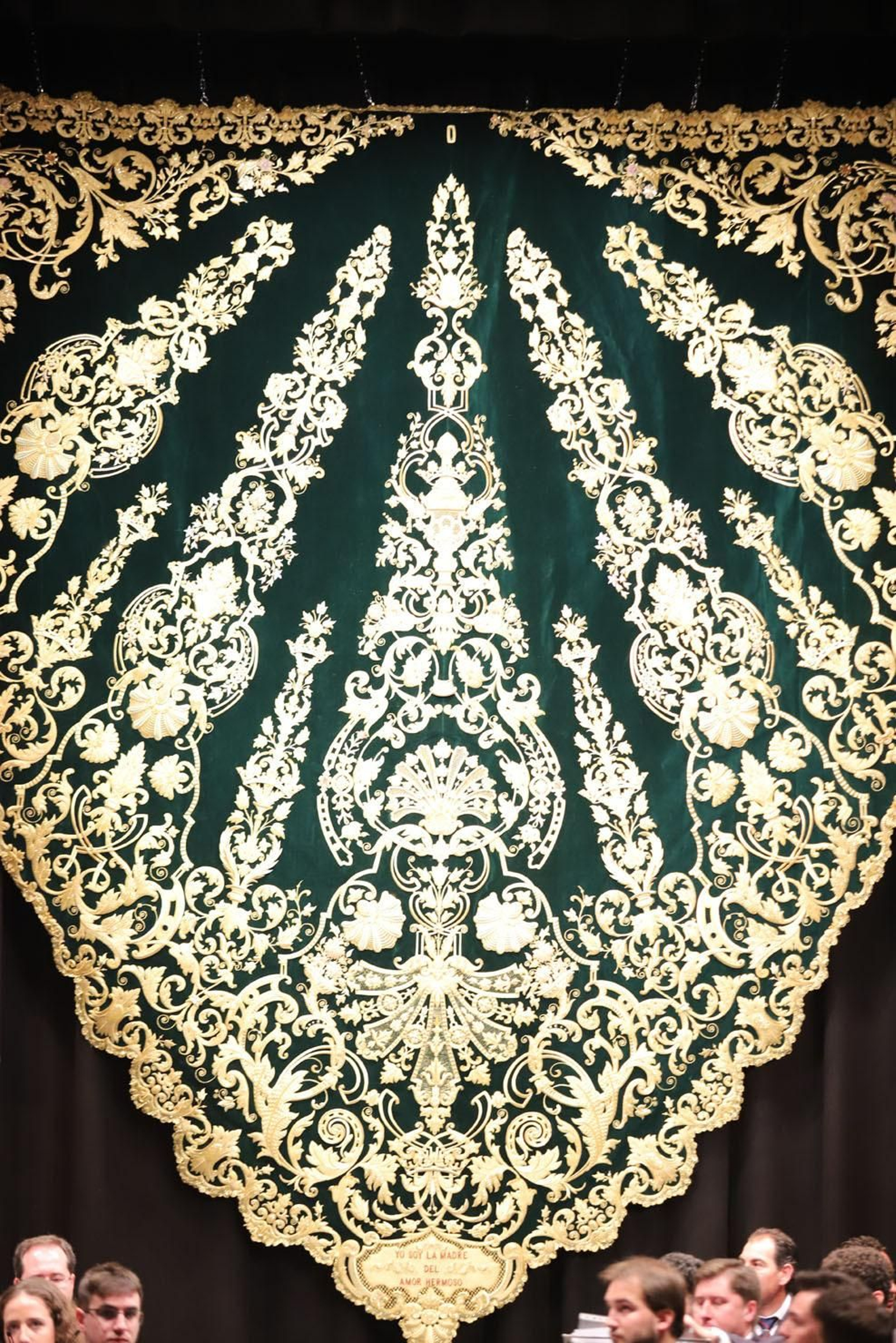 Presentan manto de la Virgen del Amor.