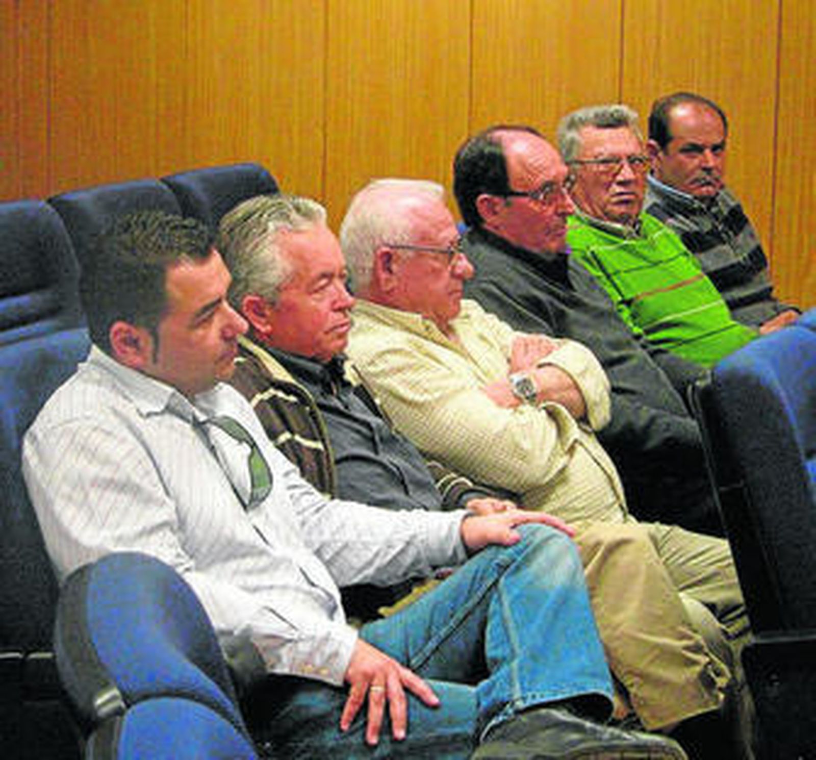 Los taxistas roqueteros durante el último pleno.