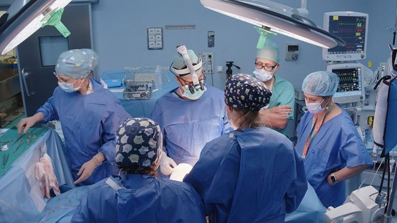 Intervención a uno de los pacientes a los que le han implantado el dispositivo.