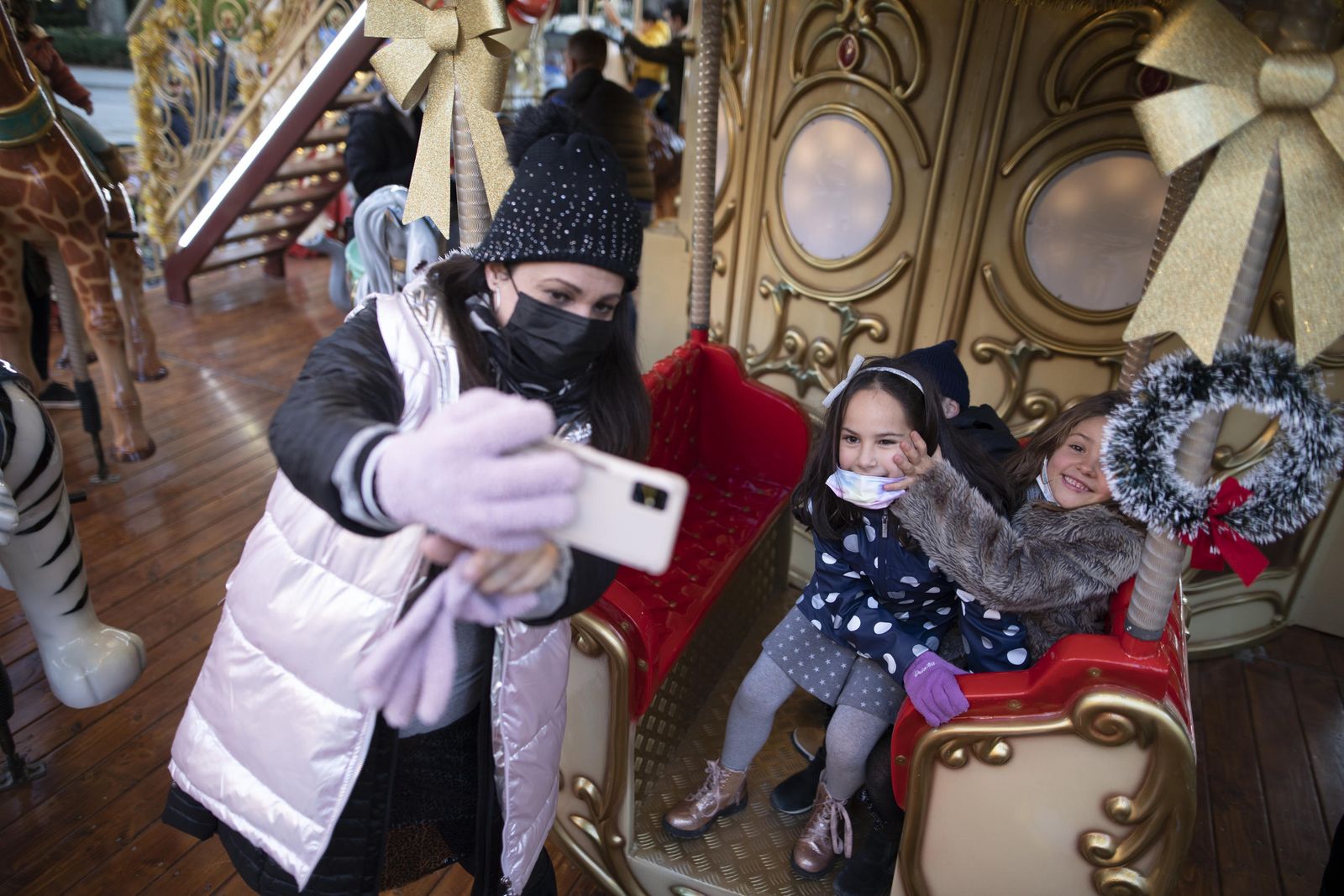 Multitud de visitantes y ambiente navideño en Granada durante el puente, en imágenes