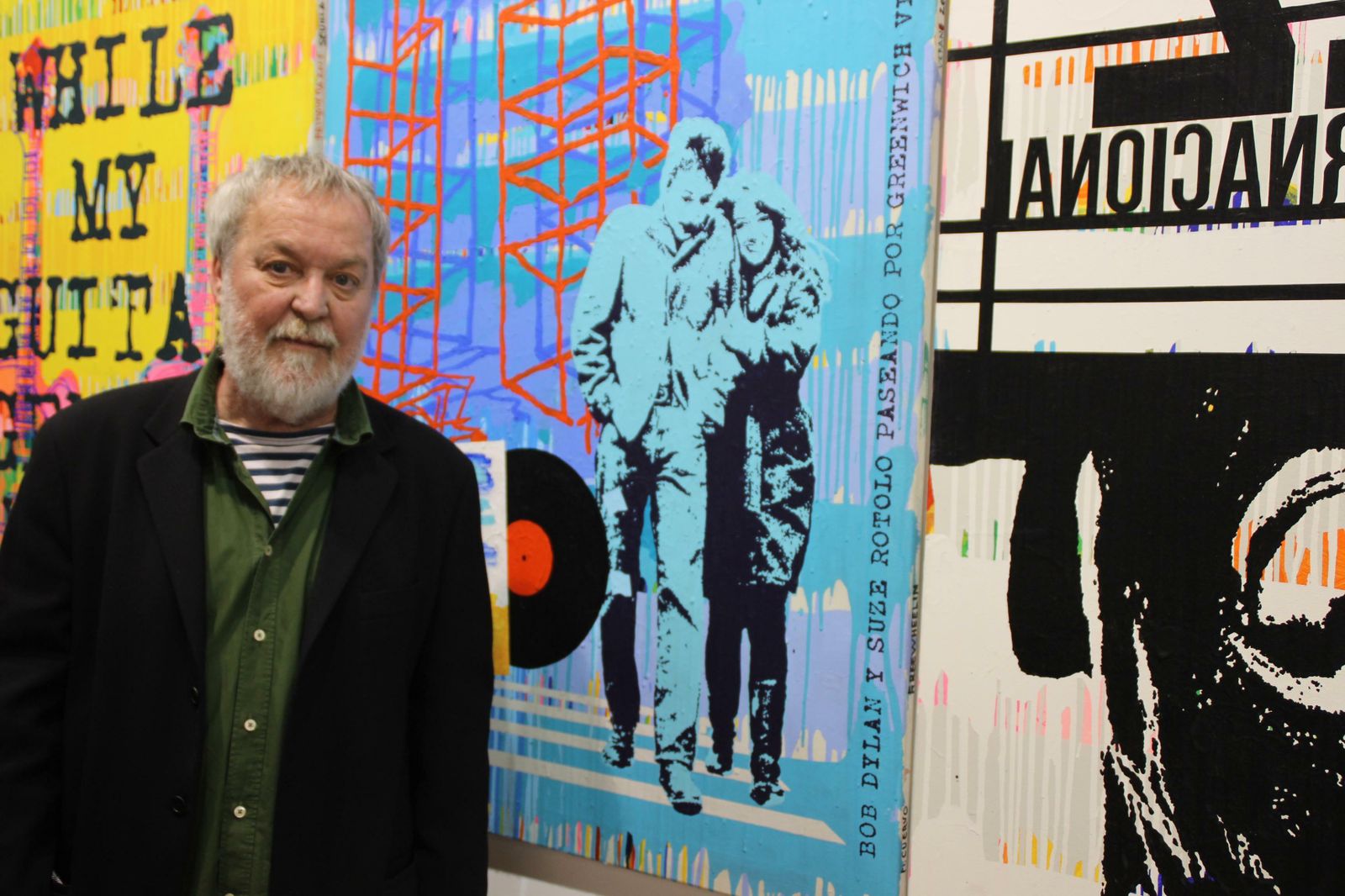 Manolo Cuervo, junto a algunas de las obras que recoge la exposición.