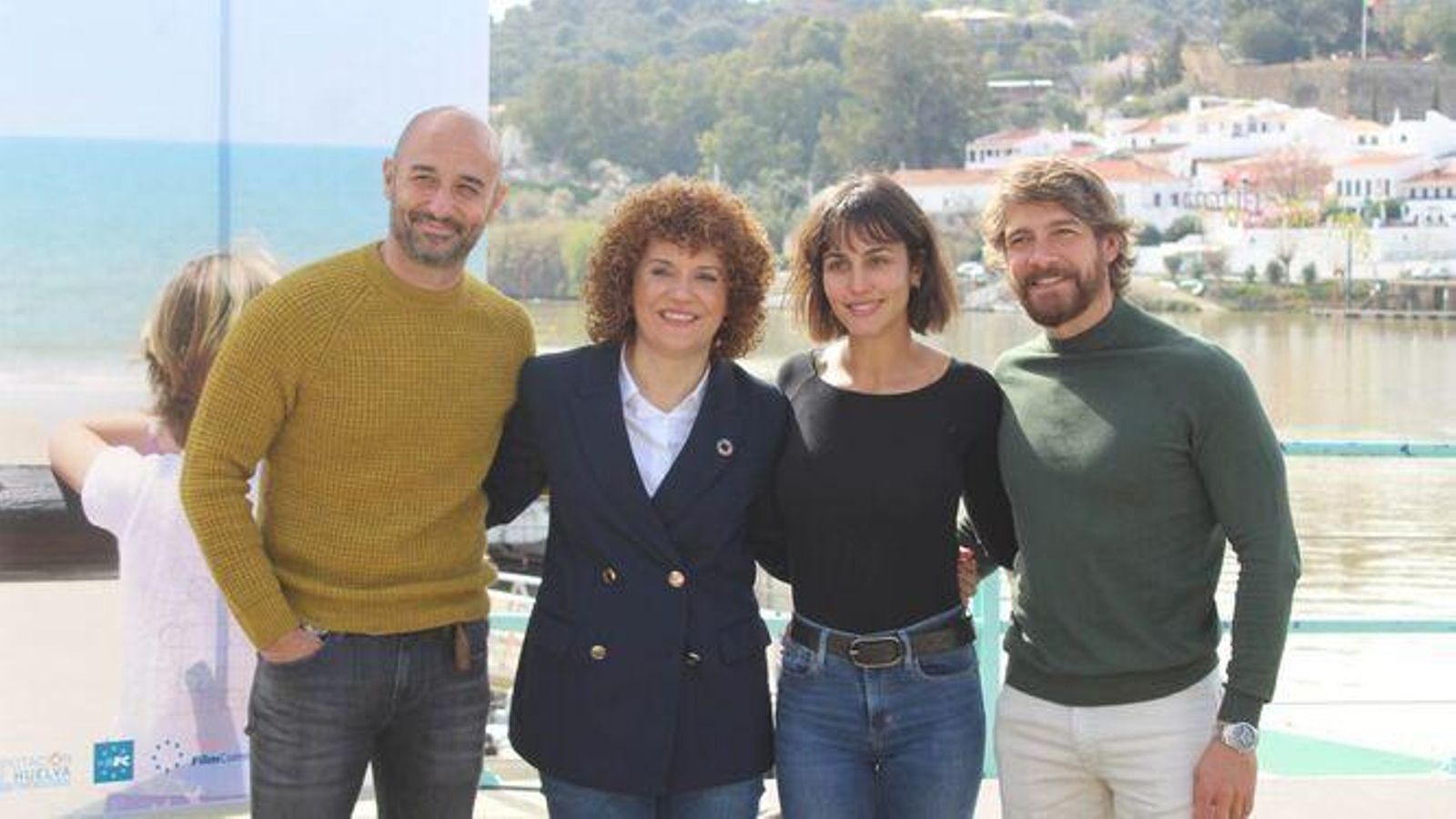 Los protagonistas de 'La Caza' junto a la presidenta de la Diputación en Sanlúcar de Guadiana