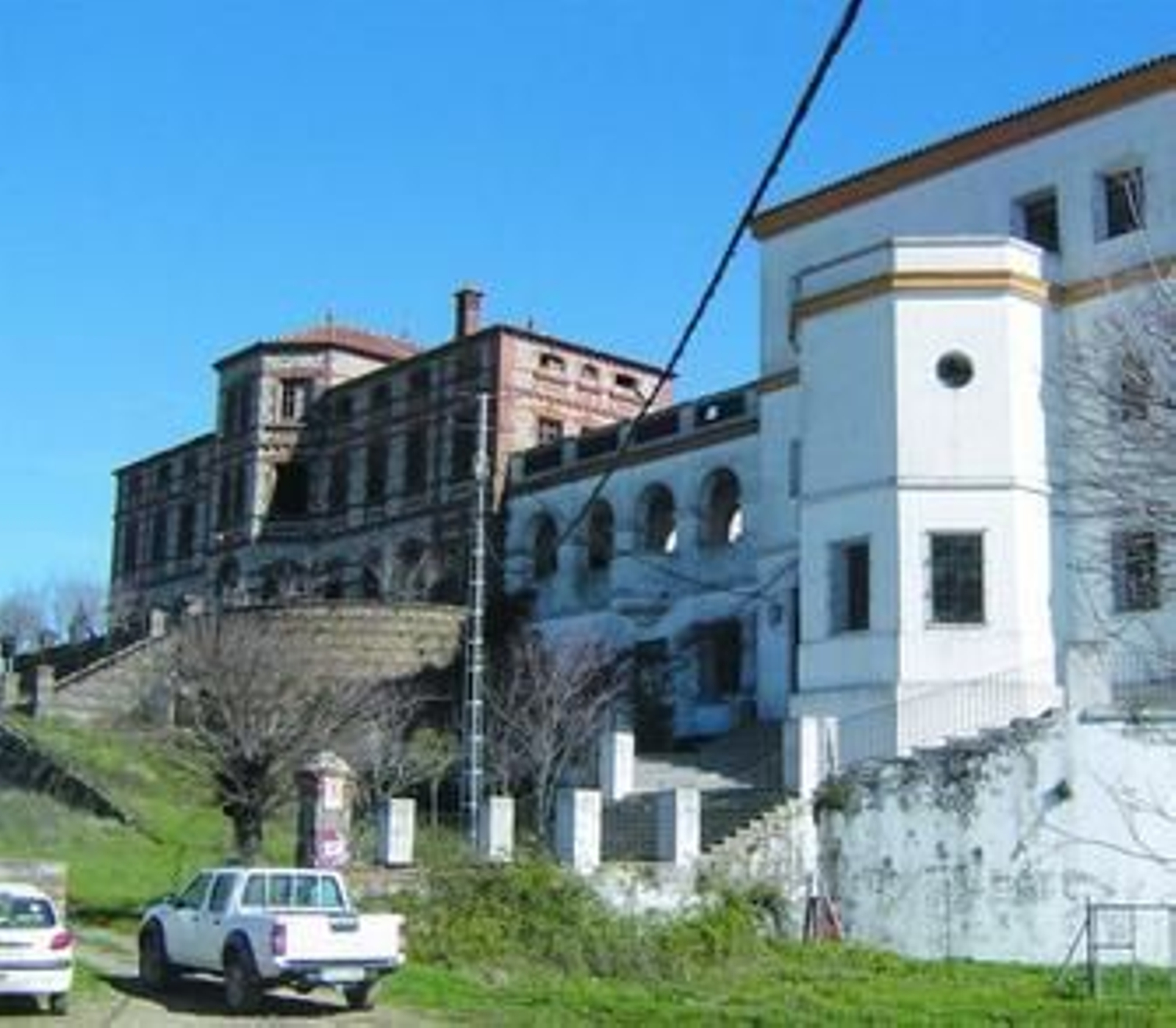 Al fondo, el emblemático edificio de la Casa del Tiro Pichón de Jabugo, y a su lado, la ampliación que se realizó.