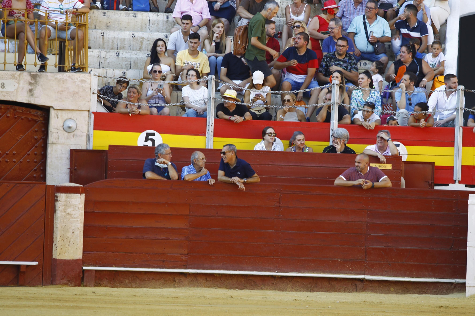 Imágenes del ambiente en la novillada organizada por la Escuela Taurina de Almería
