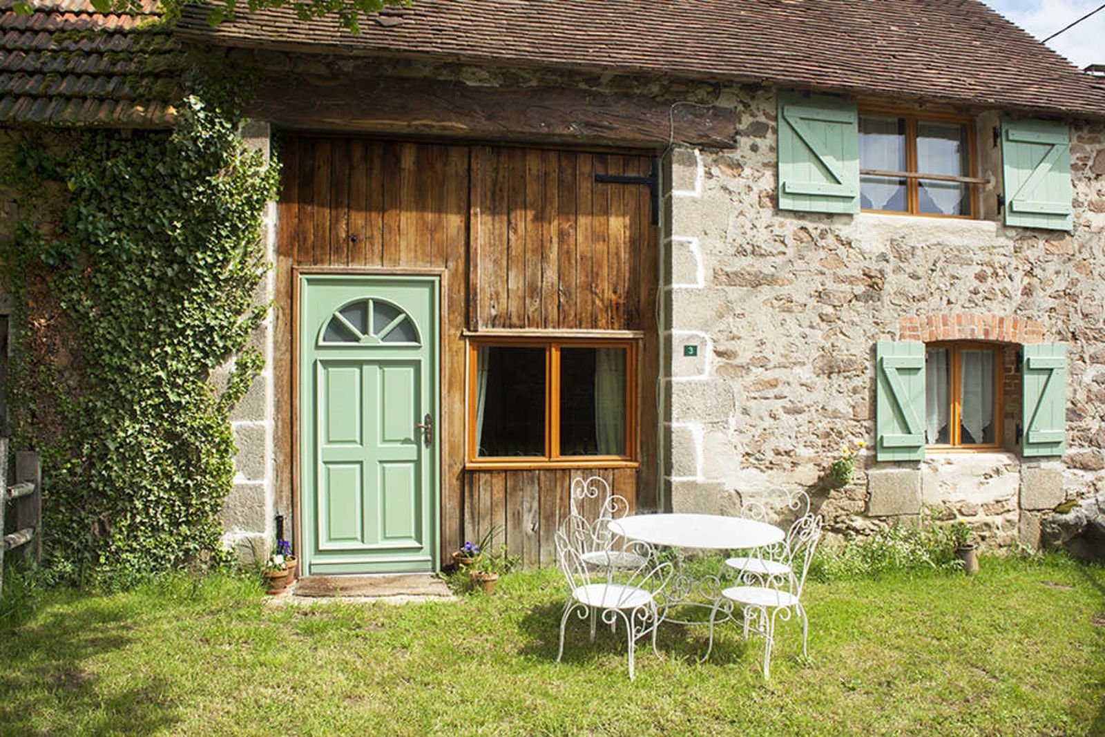 La entrada a un granero restaurado ubicado en Francia.