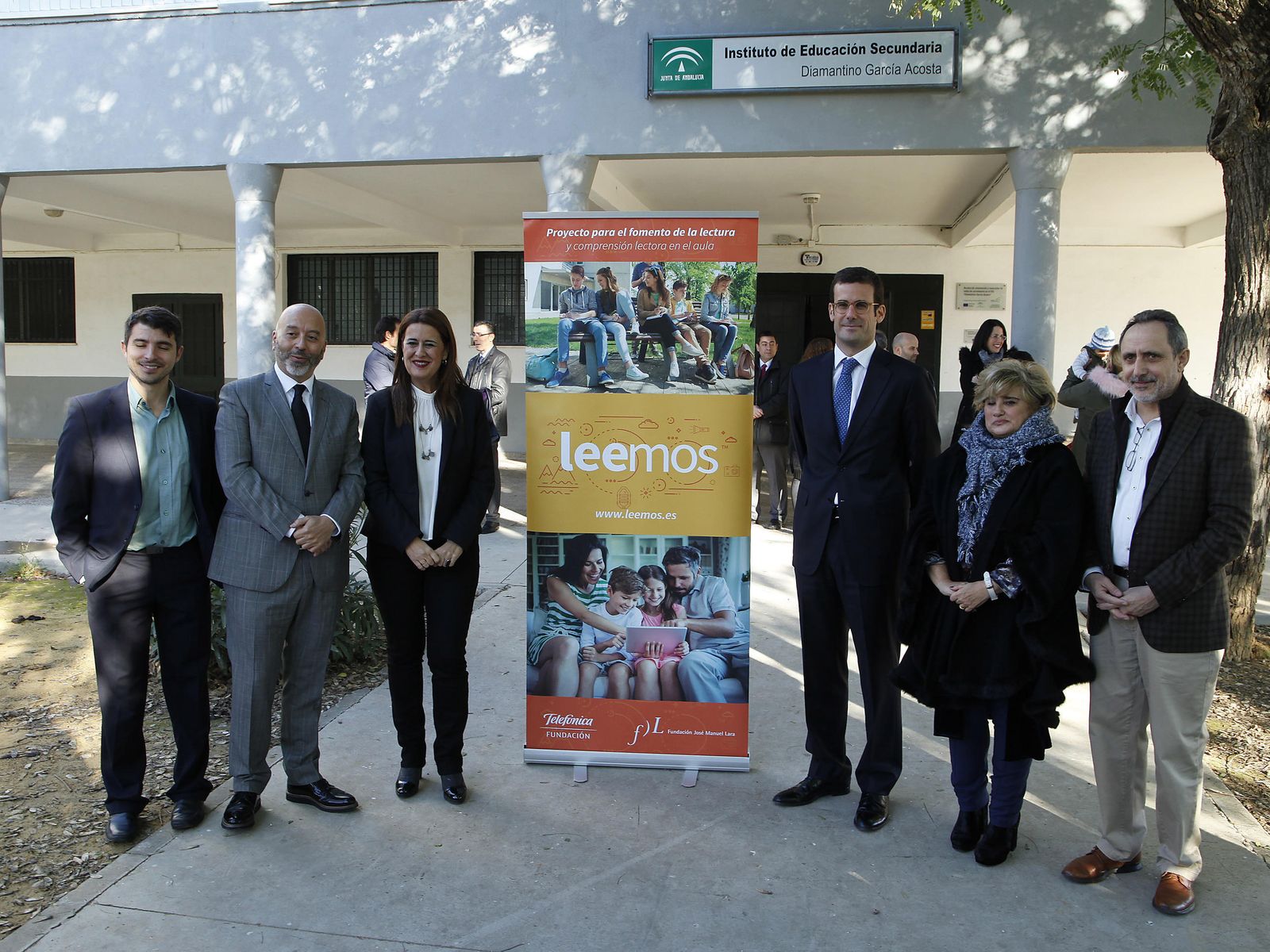 1. Joan Cruz (Fundación Telefónica), Sonia Gaya (Consejería de Educación) y Pablo Lara (Fundación José Manuel Lara) junto a David Rosendo, director del IES Diamantino García Acosta, Domingo Domínguez, director general de Innovación y Formación del Profesorado, y Francisca Aparicio, delegada territorial de Educación). 2. Una de las clases que trabajan con la plataforma digital.