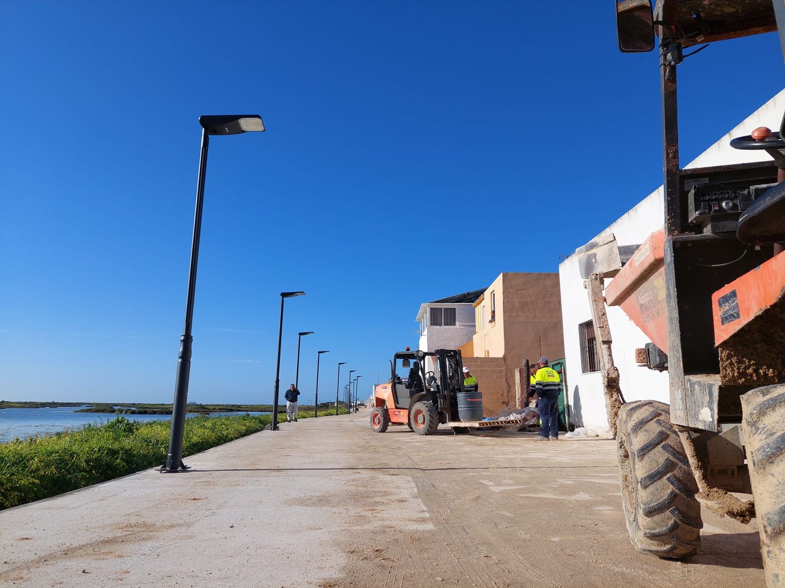 La hilera de farolas y gran parte del firme ya están listos.