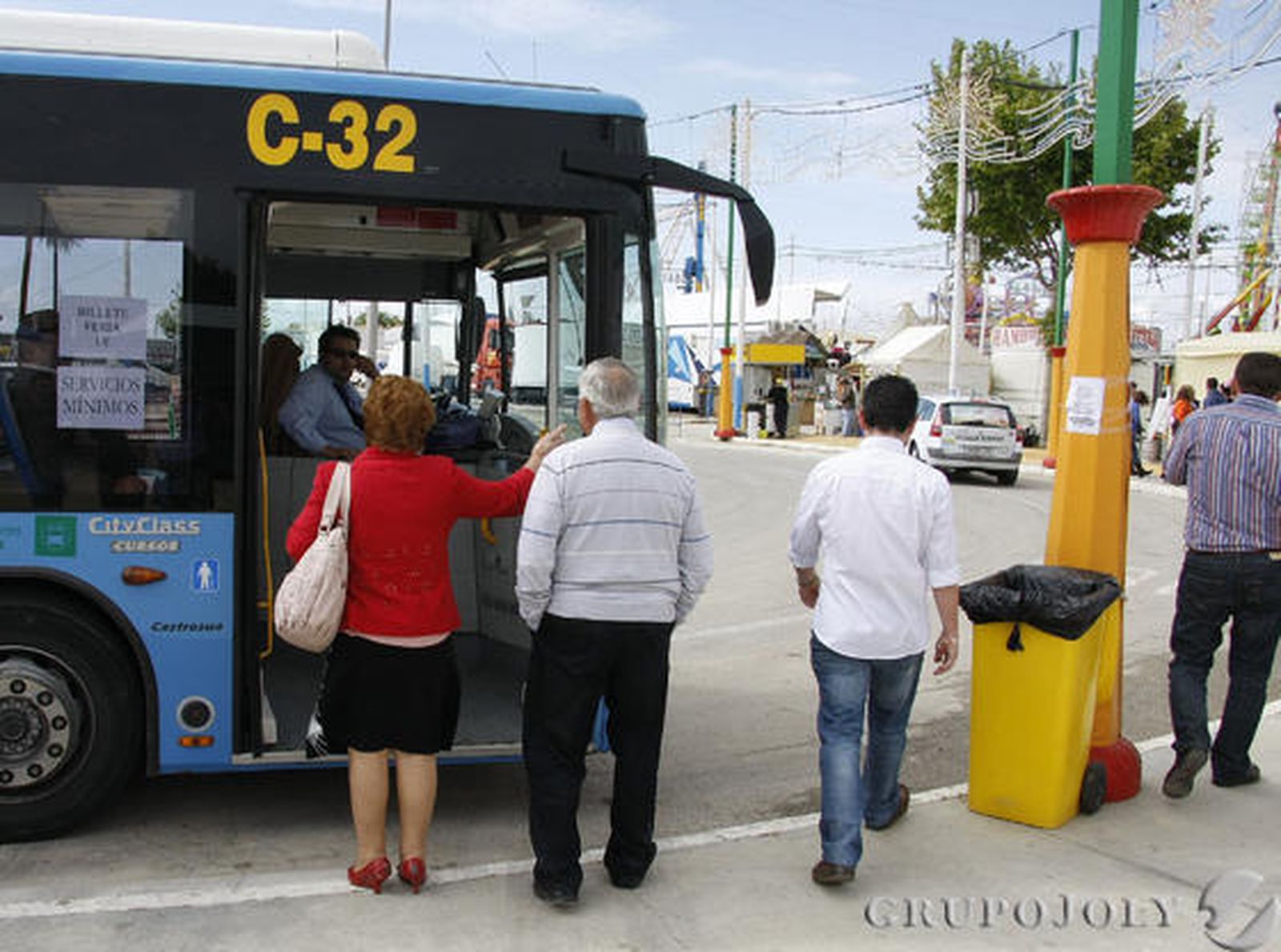 Uno de los autobuses que están cubriendo los servicios mínimos.

Foto: Andr?Mora /Fito Carreto