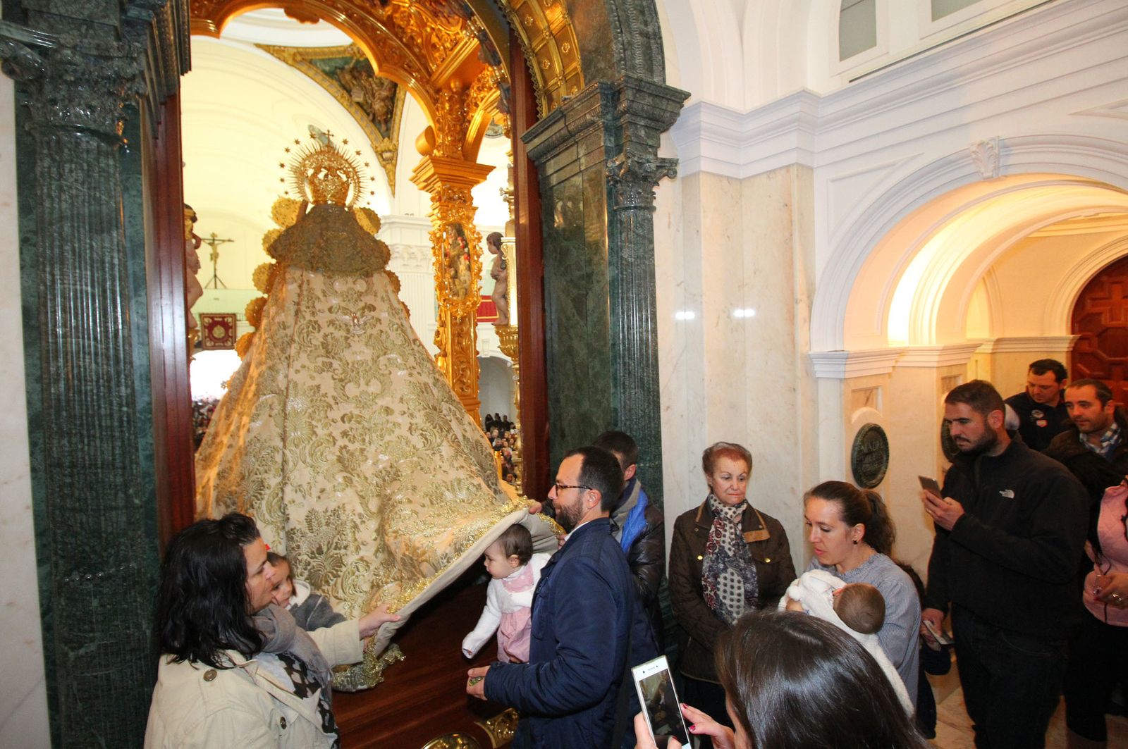 El Rocío celebra La Candelaria con la presentación de los niños a la Virgen, en imágenes