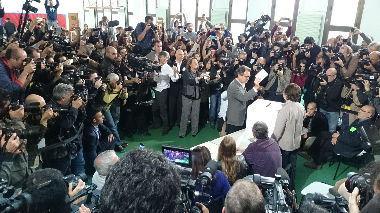 El entonces presidente de la Generalitat Artur Mas vota el 9N El entonces presidente de la Generalitat Artur Mas vota el 9N