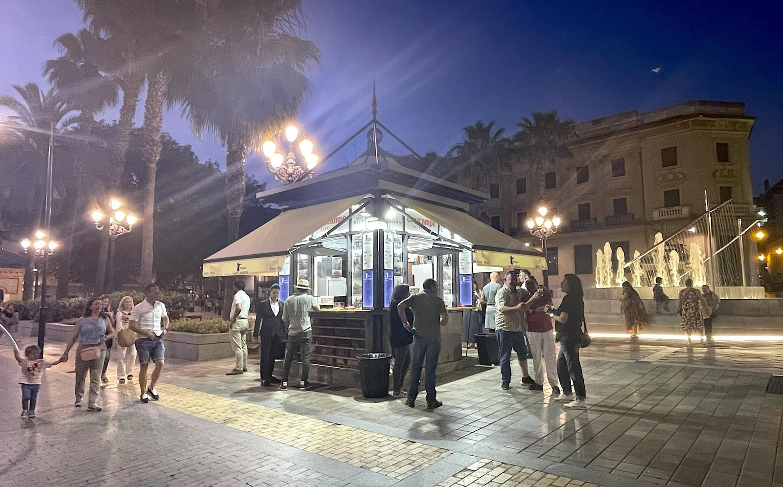 Así es el nuevo de kiosco que ha abierto en la Plaza de las Monjas de Huelva