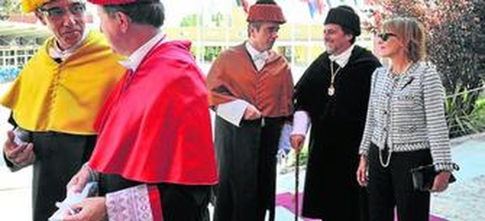 El rector, acompañado por Camen Calleja, del  Consejo Social, y varios catedráticos.