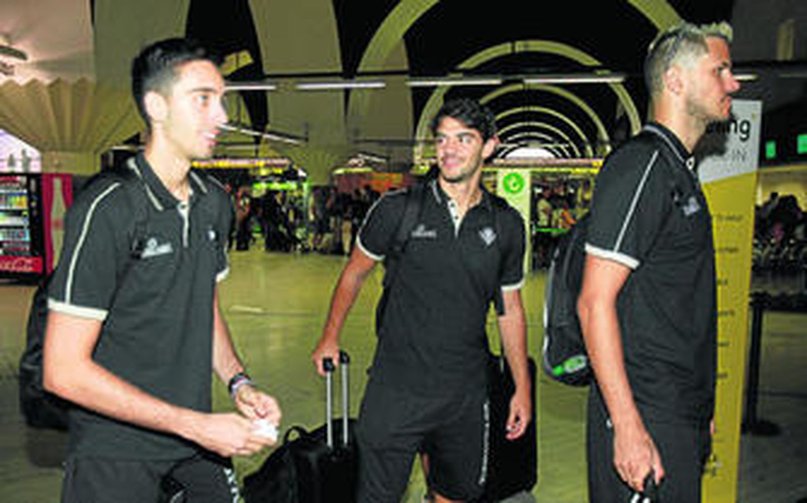 Marc García y Tomeu Rigo departen mientras que Nachbar está delante de ellos con semblante serio.