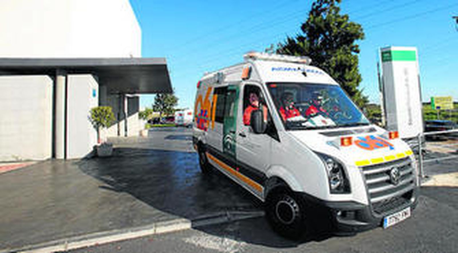 Una uvi móvil saliendo de uno de los hospitales gaditanos.