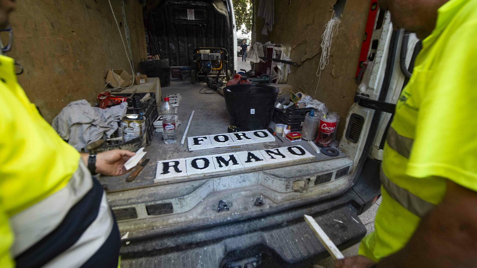 Los operarios preparan el nuevo nombre en una furgoneta.