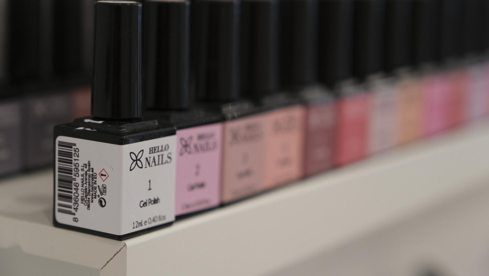 Imágenes de la nueva franquicia de Hello Nails en Almería