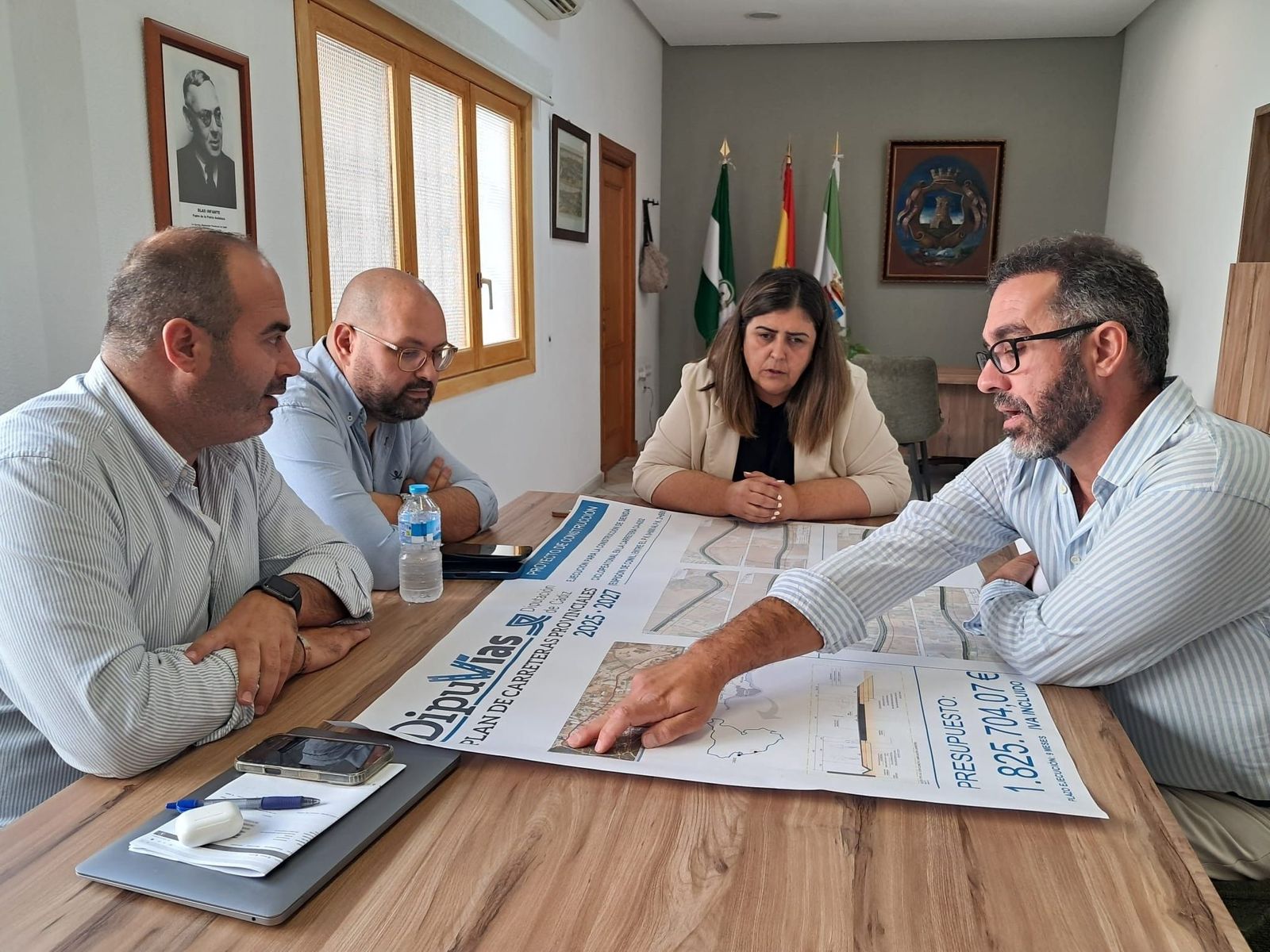 La alcaldesa de Conil, en una reunión con técnicos de Diputación.