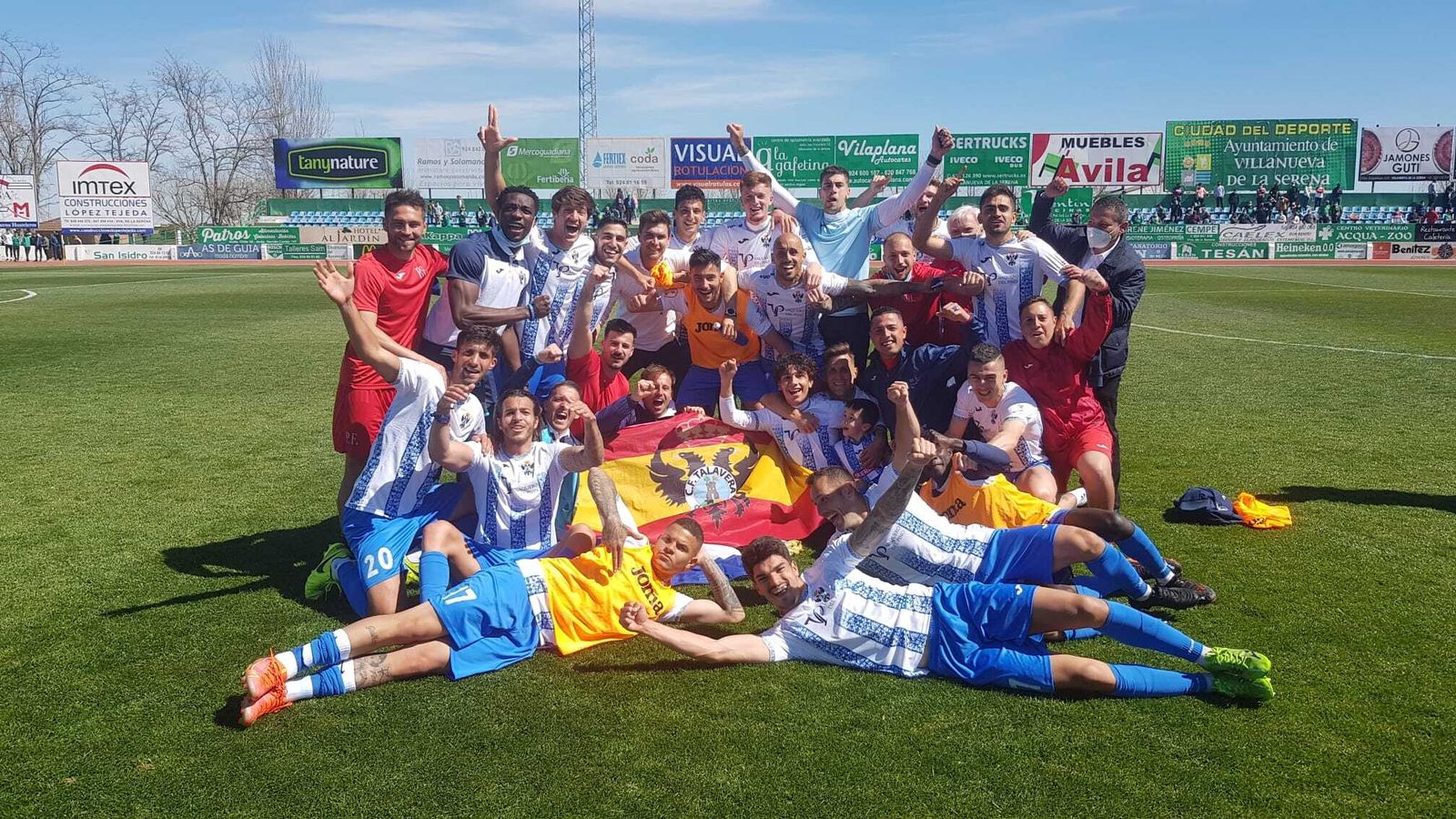 Los jugadores del Talavera celebran su ascenso.