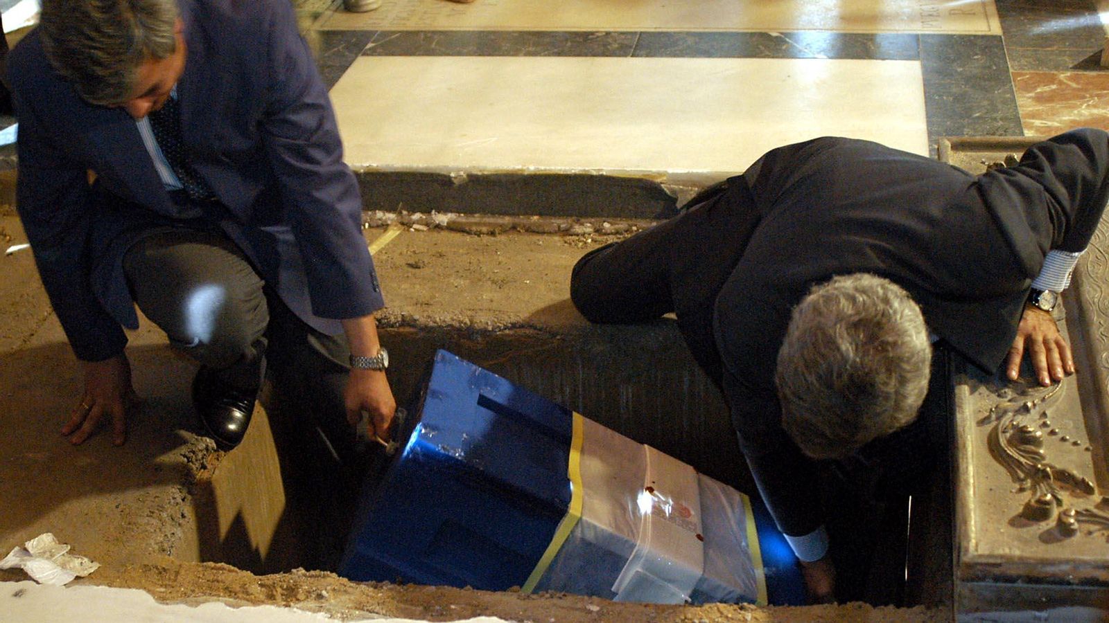 Los restos de Colón son devueltos a Sevilla después de ser exhumados.