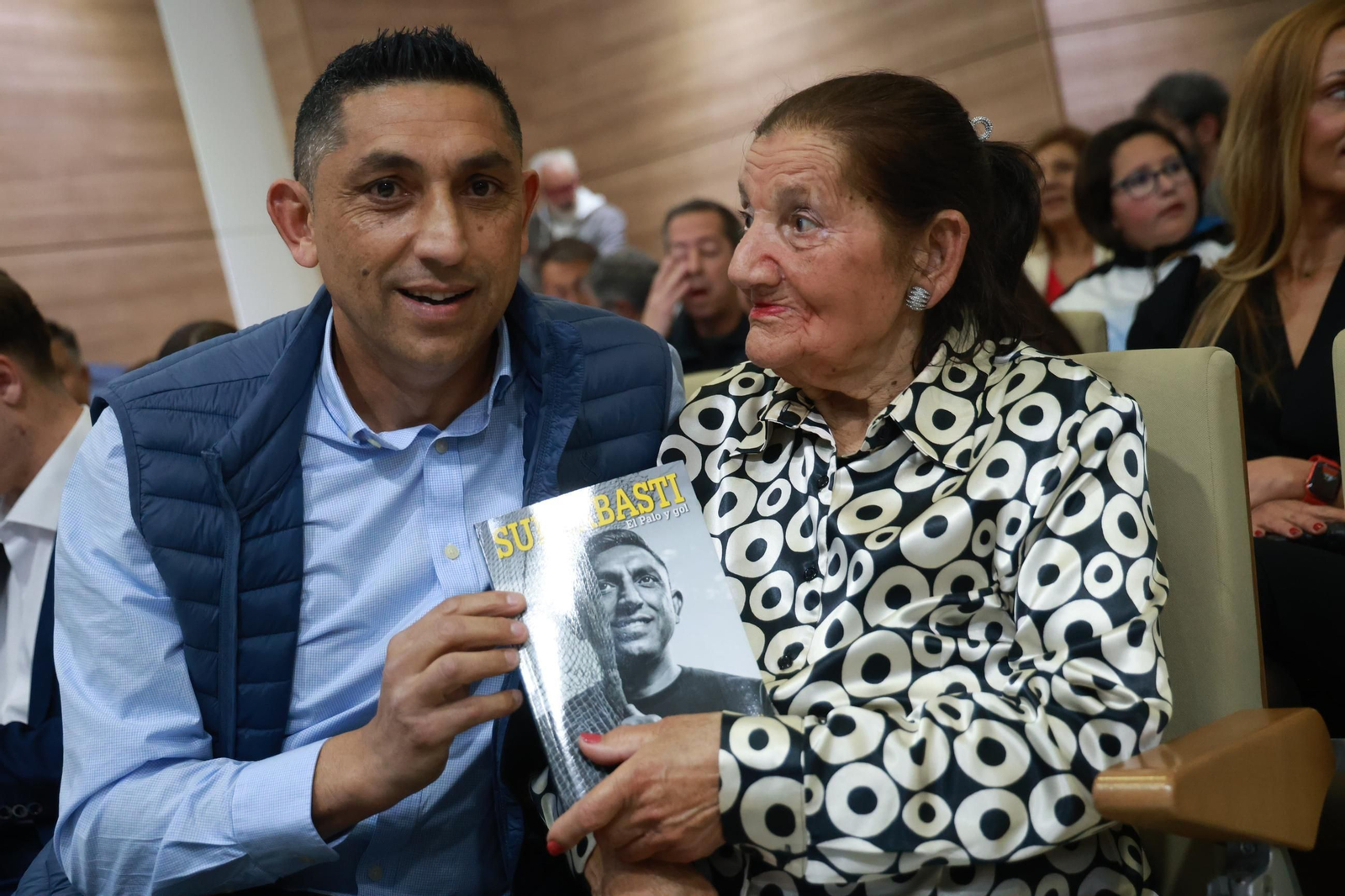 Basti: La presentación de su libro en La Rosaleda, en fotos