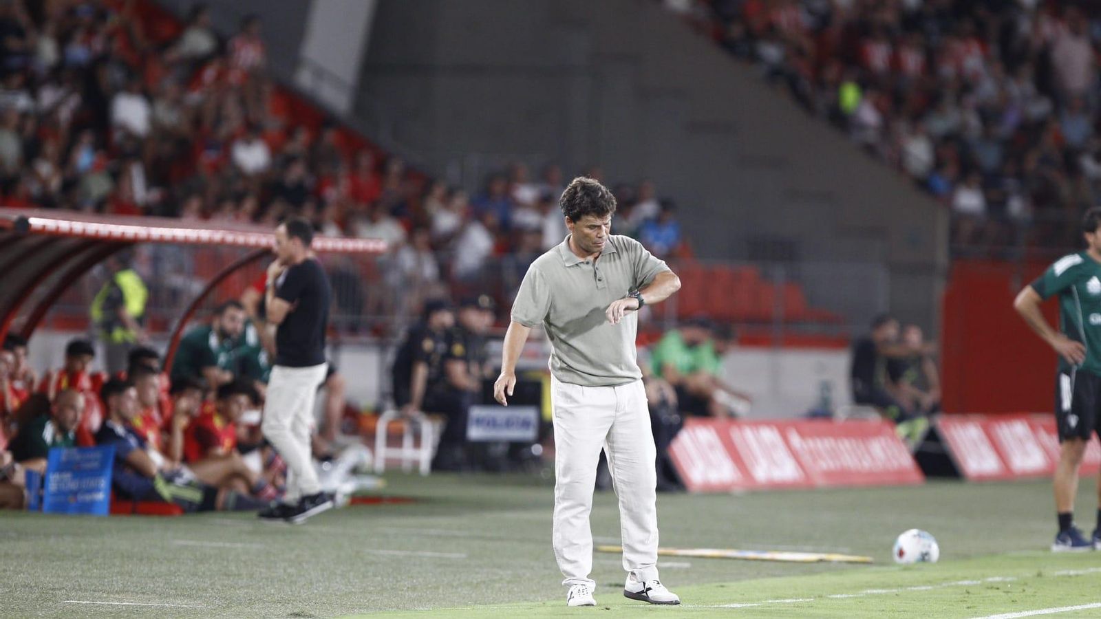 El técnico catalán observa su reloj durante una acción del encuentro frente al Albacete Balompié disputado el pasado lunes.