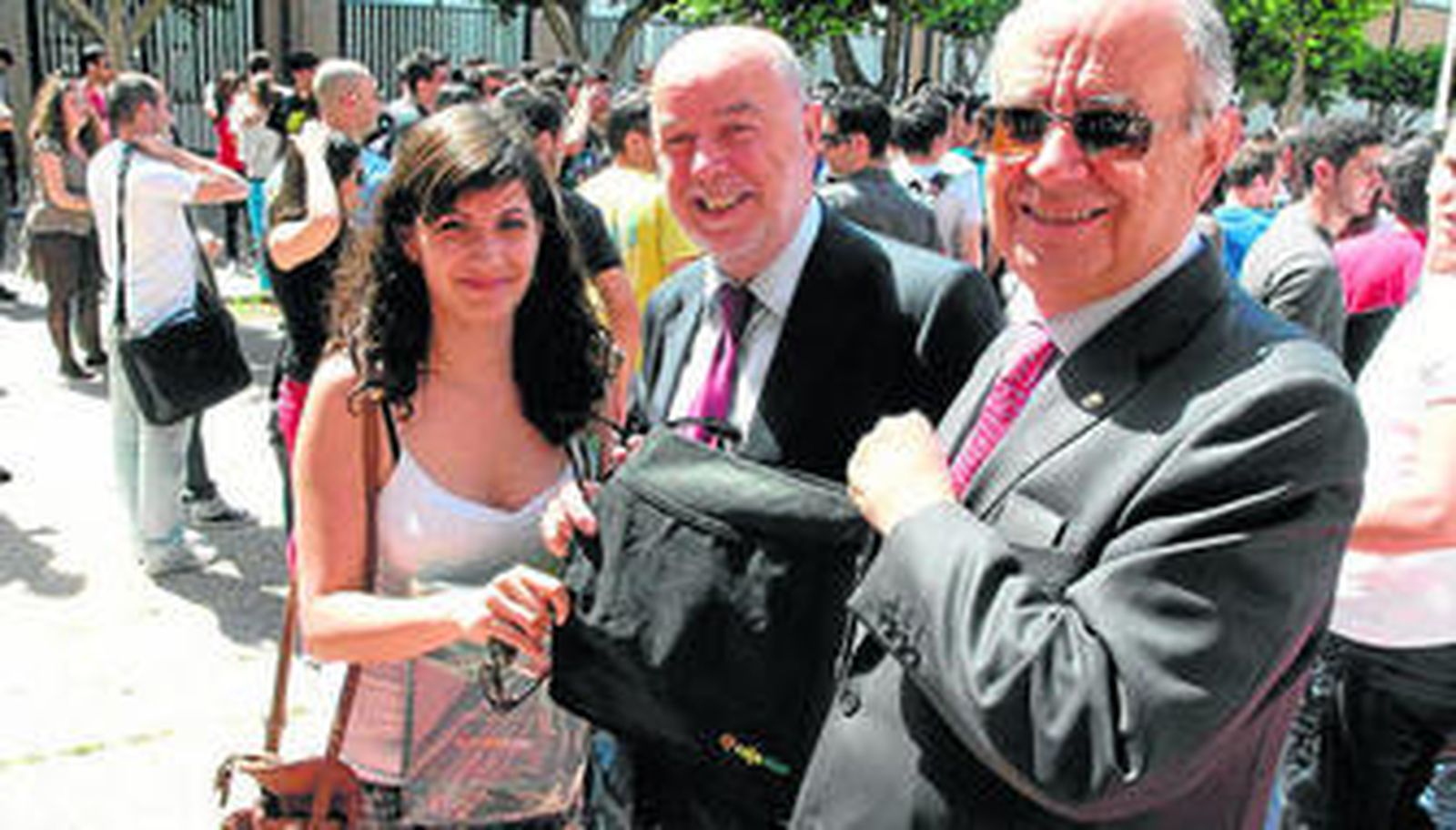 El rector de la UAL y el presidente de Cajamar junto a una de las alumnas becadas.