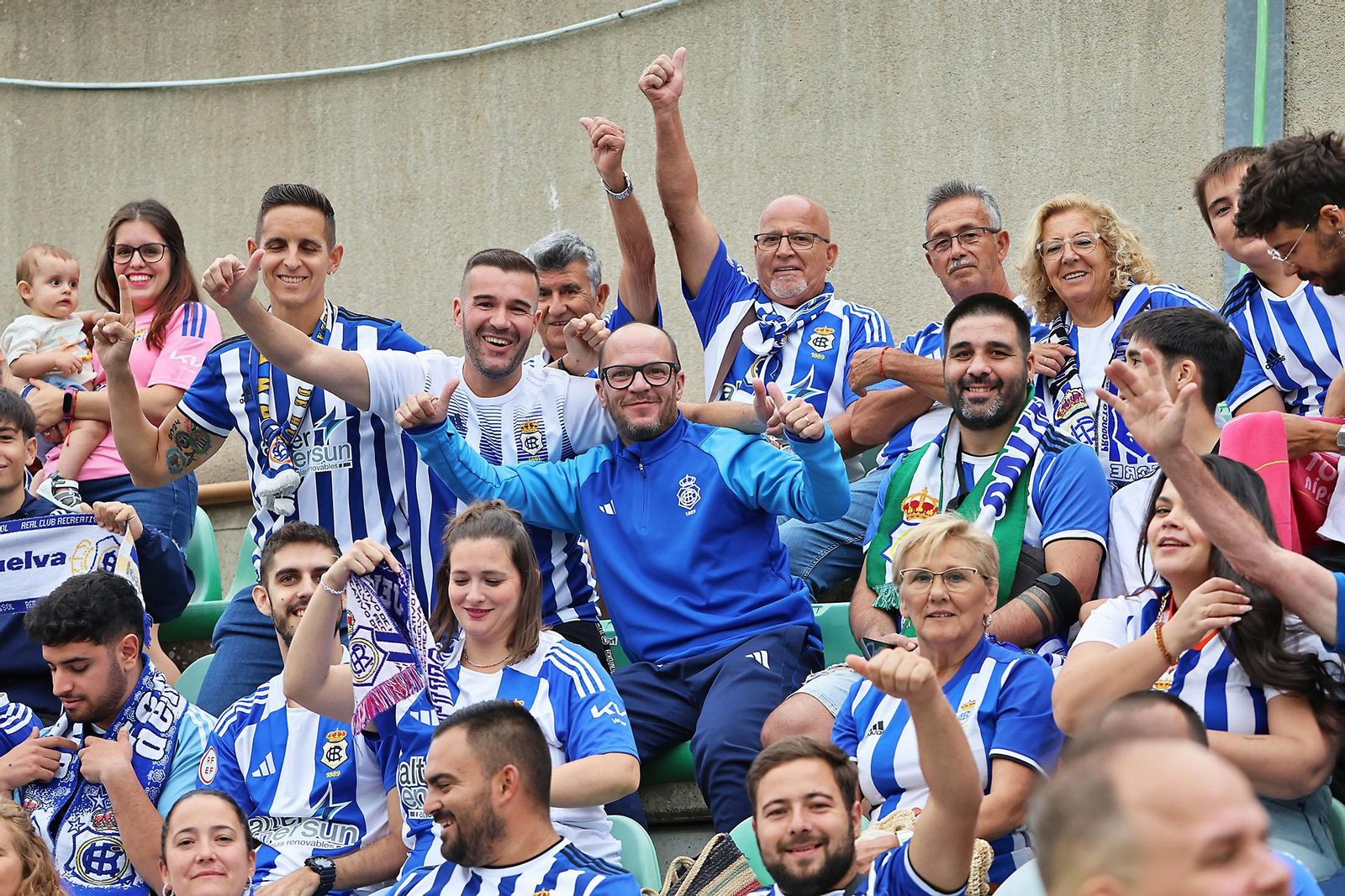 Búscate en las gradas del Betis Deportivo-Recreativo de Huelva