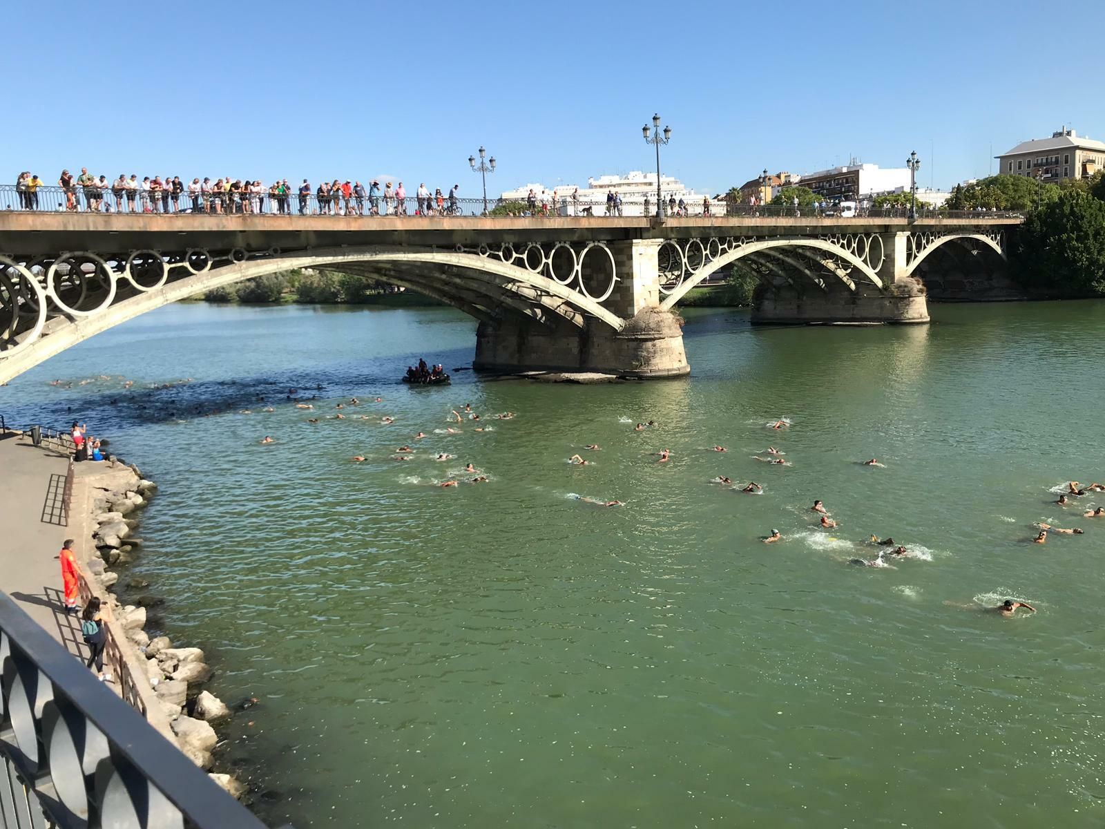 La UME realiza la segunda travesía por el Guadalquivir apoyando la donación de médula