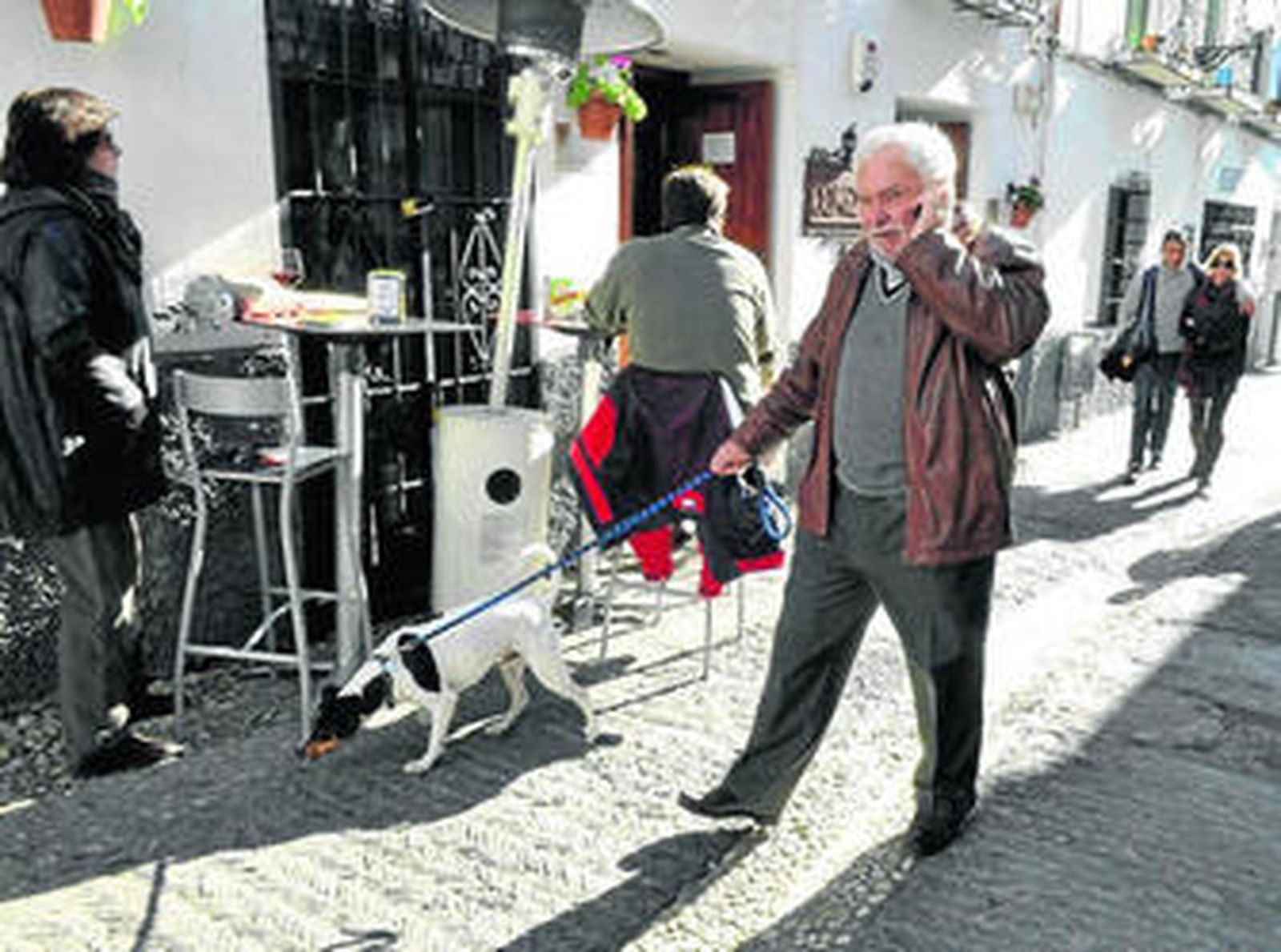 El ex alcalde de Granada, Gabriel Díaz Berbel, ayer, paseando por la ciudad.