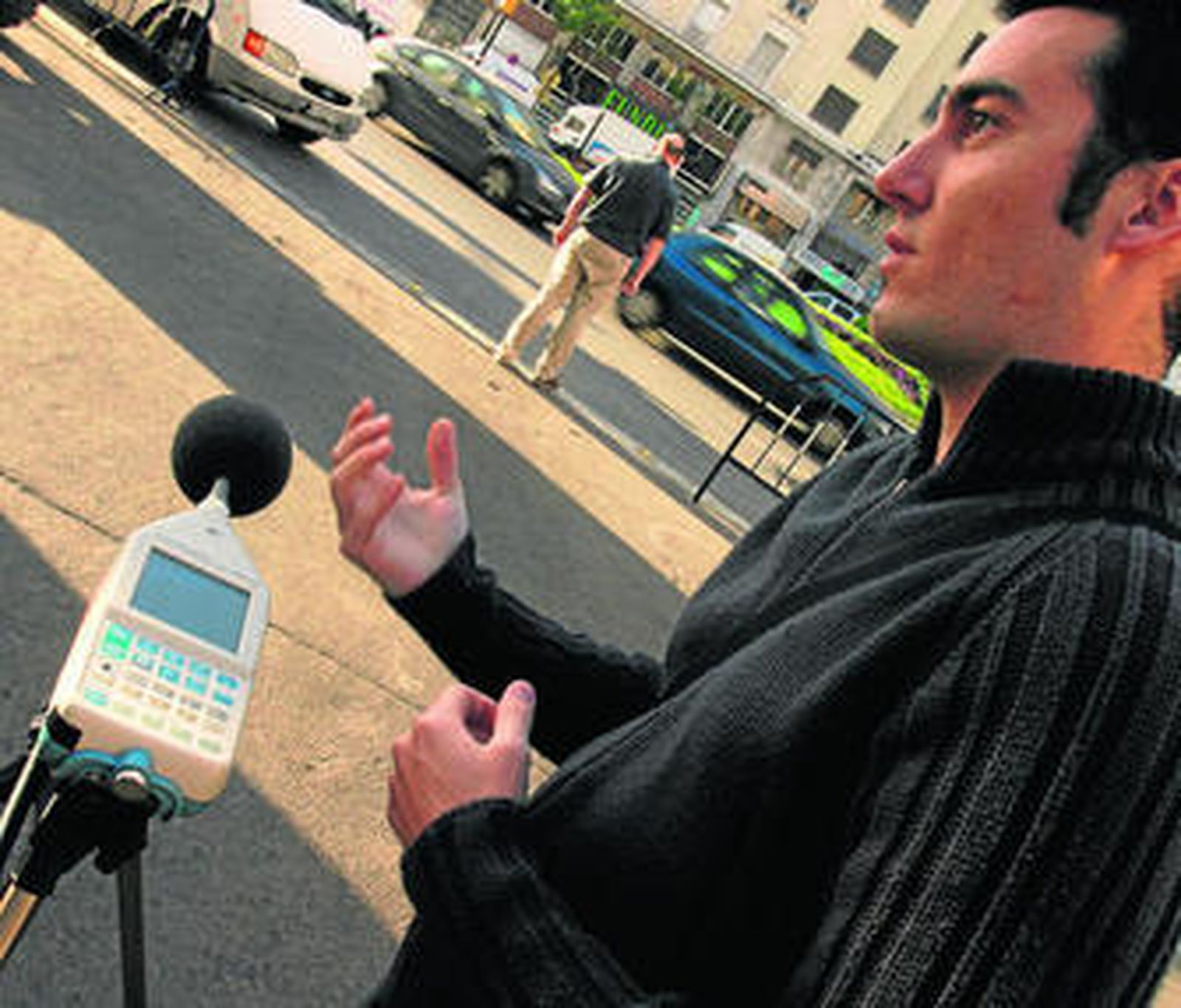 Medición de ruidos con un sonómetro en una zona de la capital.