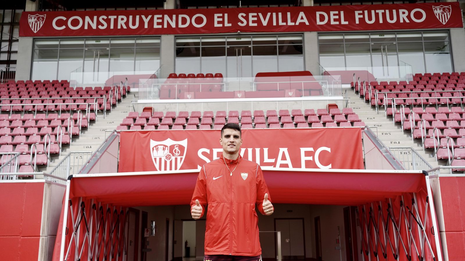 Lamela levanta los pulgares ante la bocana de vestuarios del Estadio Jesús Navas.